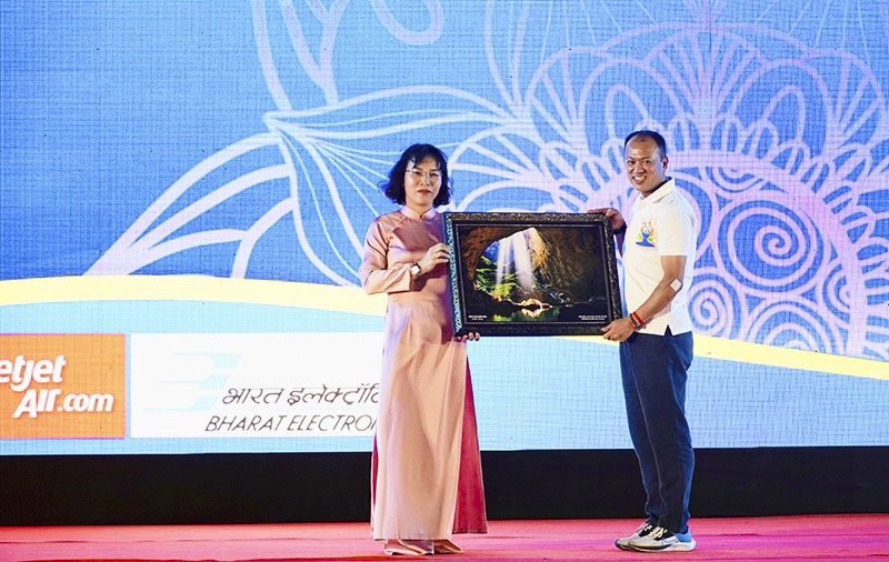 Sở Văn hóa -Thể thao tặng quà lưu niệm của tỉnh Quảng Bình cho Đại sứ quán Ấn Độ tại Hà Nội.