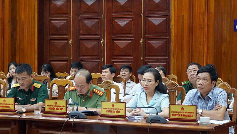 Các đồng chí trong Ban Thường vụ Tỉnh ủy dự hội nghị