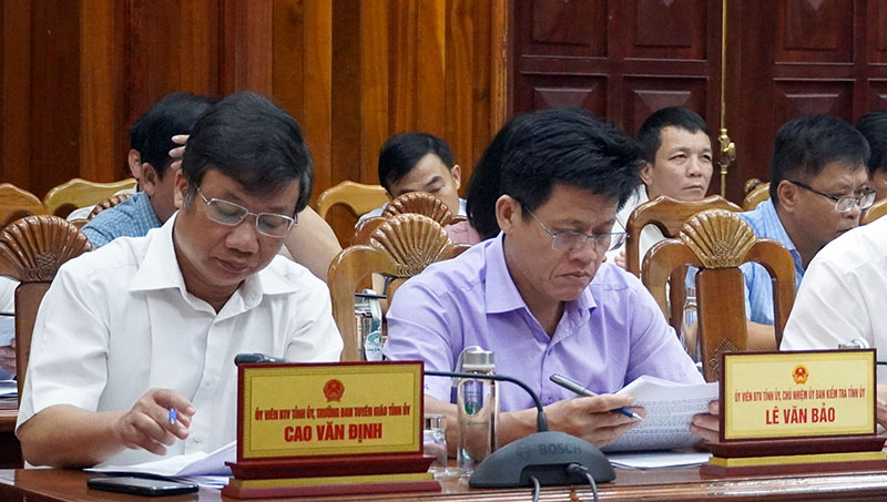 Các đồng chí trong Ban Thường vụ Tỉnh ủy dự hội nghị