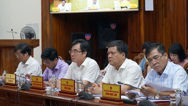 Các đồng chí trong Ban Thường vụ Tỉnh ủy dự hội nghị