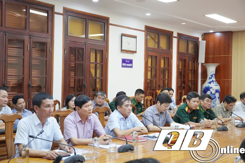 Sắp tới UBND tỉnh Quảng Bình sẽ tổ chức khảo sát thực địa về phương án vị trí đạt nhà ga đường sắt tốc độ cao đi qua địa bàn Quảng Bình. Đồng chí Phó Chủ tịch thường trực UBND tỉnh Đoàn Ngọc Lâm kiểm tra thực địa một điểm đang cần GPMB gấp để mở đường vận chuyển vật liệu.