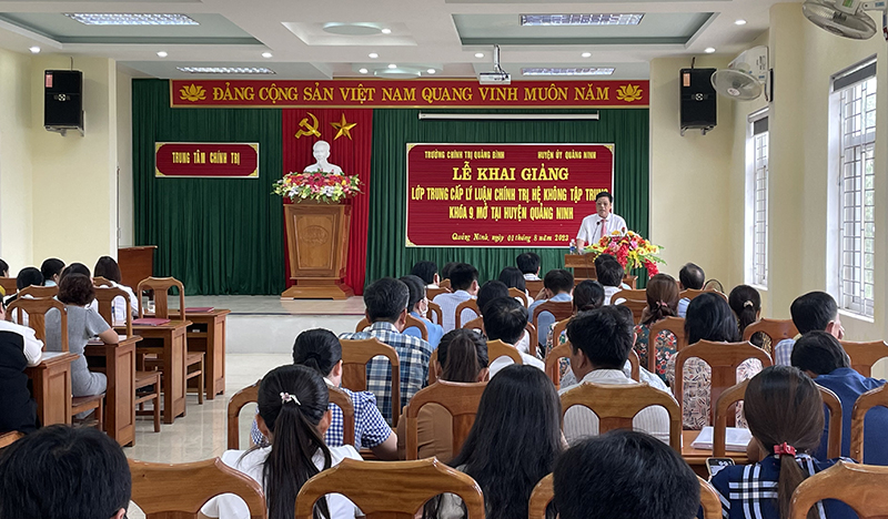 Toàn cảnh lễ khai giảng.