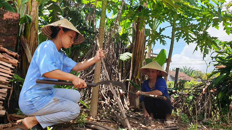Ngoài thời gian học trên lớp, Ngọc luôn tranh thủ làm việc nhà, đỡ đần mẹ.