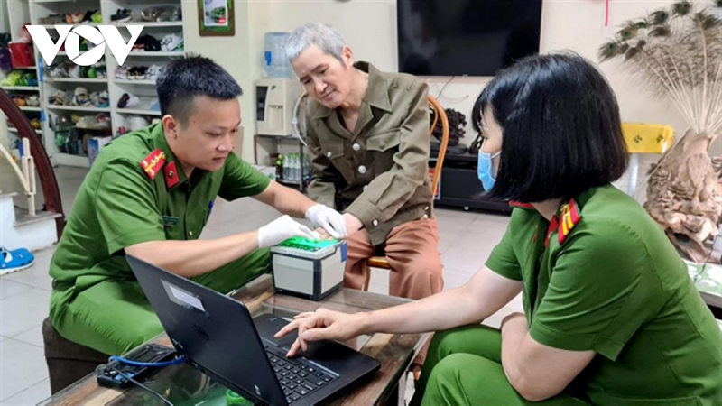 Cán bộ Công an đến tận nhà cấp Căn cước công dân cho người già.