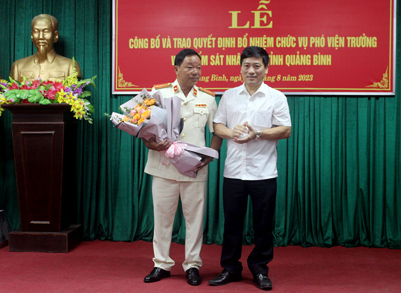 Lãnh đạo TAND tỉnh chúc mừng ông Cao Tiến Dũng