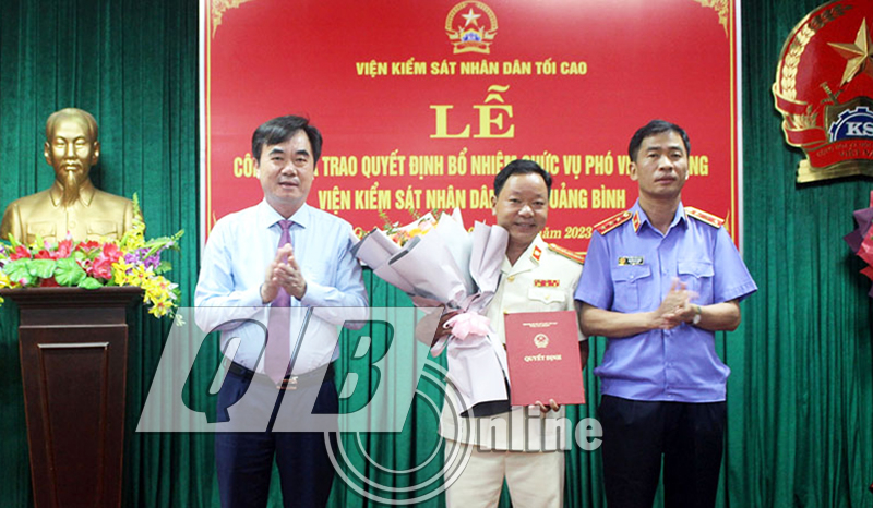 Các đồng chí: Nguyễn Duy Giảng, Phó Viện trưởng Viện KSND tối cao; Nguyễn Lương Bình, Ủy viên Ban Thường vụ, Trưởng ban Nội chính Tỉnh ủy trao quyết định bổ nhiệm chức vụ Phó Viện trưởng Viện KSND tỉnh cho ông Cao Tiến Dũng.