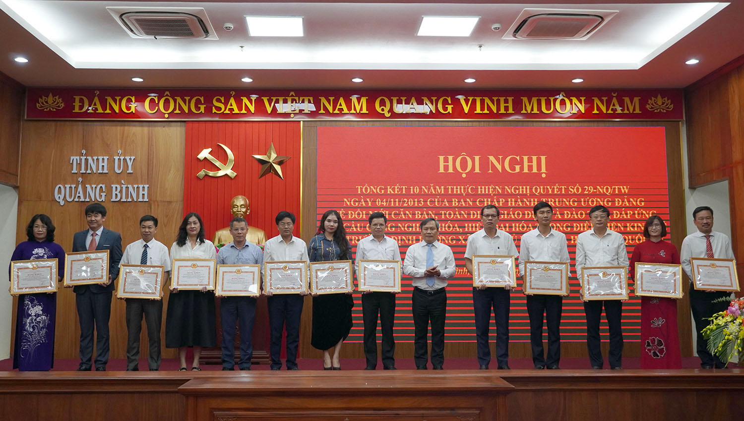 Đồng chí Bí thư Tỉnh ủy Vũ Đại Thắng trao Bằng khen của Ban Thường vụ Tỉnh ủy cho các tập thể