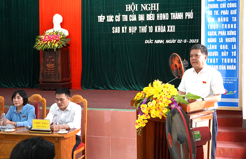 Đồng chí Trần Phong, Ủy viên Ban Thường vụ Tỉnh ủy, Bí thư Thành ủy Đồng Hới tiếp thu ý kiến, kiến nghị của cử tri trên địa bàn.