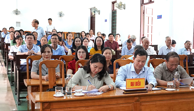 Đại biểu và cử tri tham dự buổi tiếp xúc.