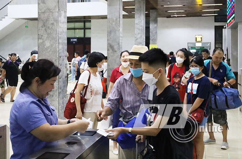 Hành khách tàu QB3 làm thủ tục tại ga Hà Nội trước khi lên tàu.