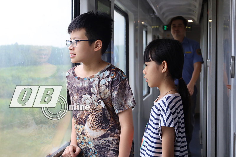 Trải nghiệm tàu hỏa sẽ được ngắm cảnh thiên nhiên quê hương ở một góc nhìn khác.  