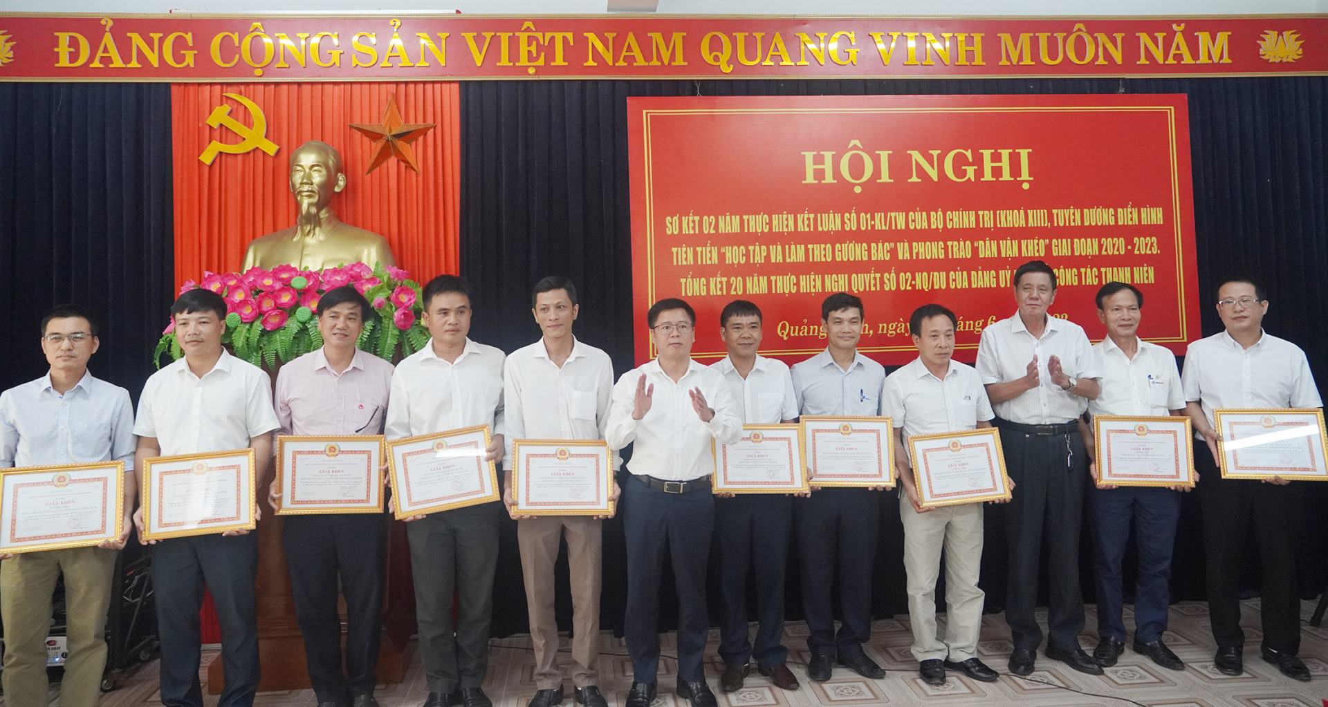 Nhiều tập thể điển hình trong học tập, làm theo Bác được Ban Thường vụ Đảng ủy Khối Doanh nghiệp tỉnh khen thưởng.