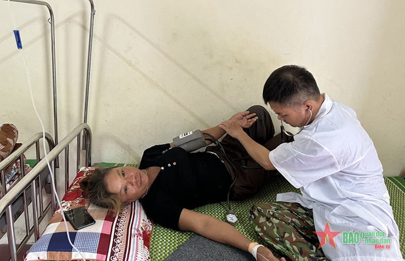  Quân y Đồn Biên phòng Cửa khẩu Quốc tế Cha Lo khám bệnh cho người dân tại trạm xá quân dân y kết hợp.