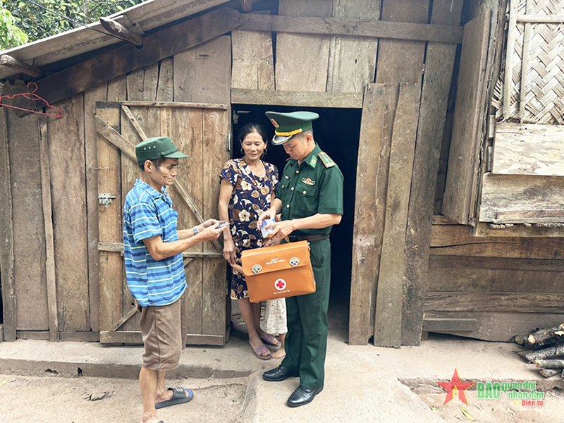  Quân y Đồn Biên phòng Cửa khẩu Quốc tế Cha Lo cấp, phát thuốc cho người dân tại bản Bãi Dinh.