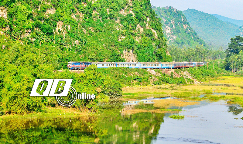 Tàu đi qua địa phận huyện Tuyên Hóa giữa khung cảnh núi non hùng vĩ. Ảnh: Đức Thành