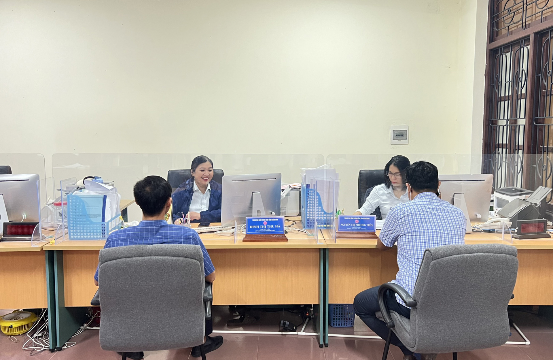 Tổ chức, cá nhân đến giao dịch thủ tục đất đai tại Trung tâm Phục vụ hành chính công tỉnh.