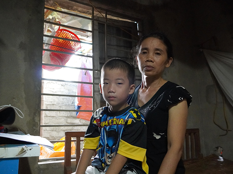 Từ khi mẹ mất, Long sống nương tựa cùng bà ngoại.