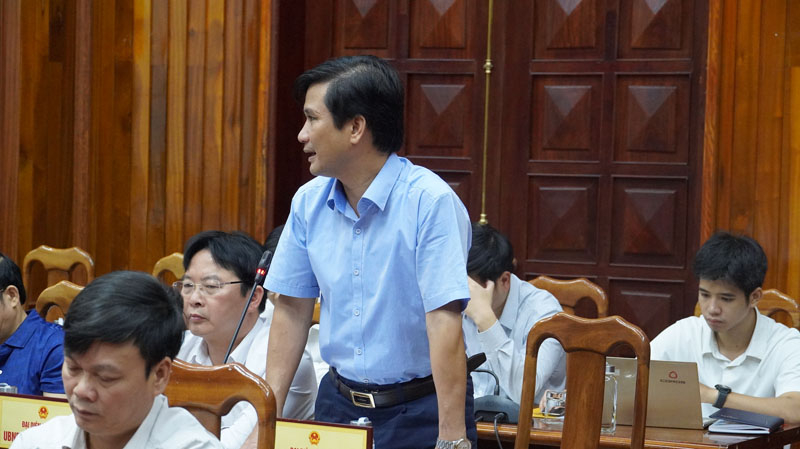 Lãnh đạo huyện Lệ Thủy trao đổi về công tác phòng chống bão lụt tại địa bàn vũng trũng.