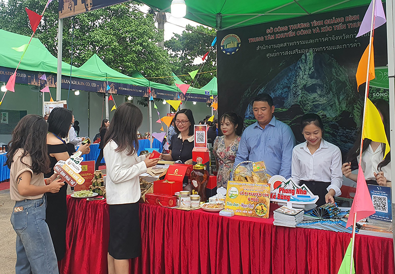 Khách tham quan gian hàng của tỉnh Quảng Bình.