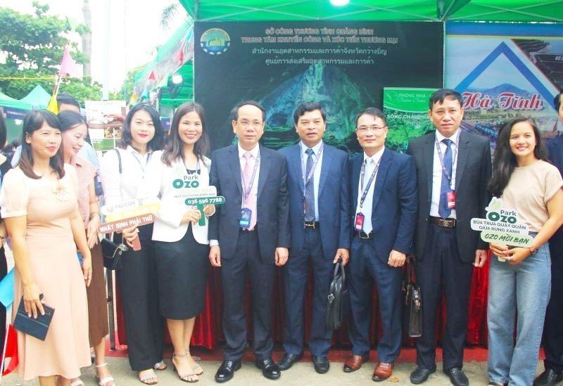 Đồng chí Phó Chủ tịch UBND tỉnh Phan Mạnh Hùng thăm gian hàng trưng bày các sản phẩm tiêu biểu của tỉnh Quảng Bình.