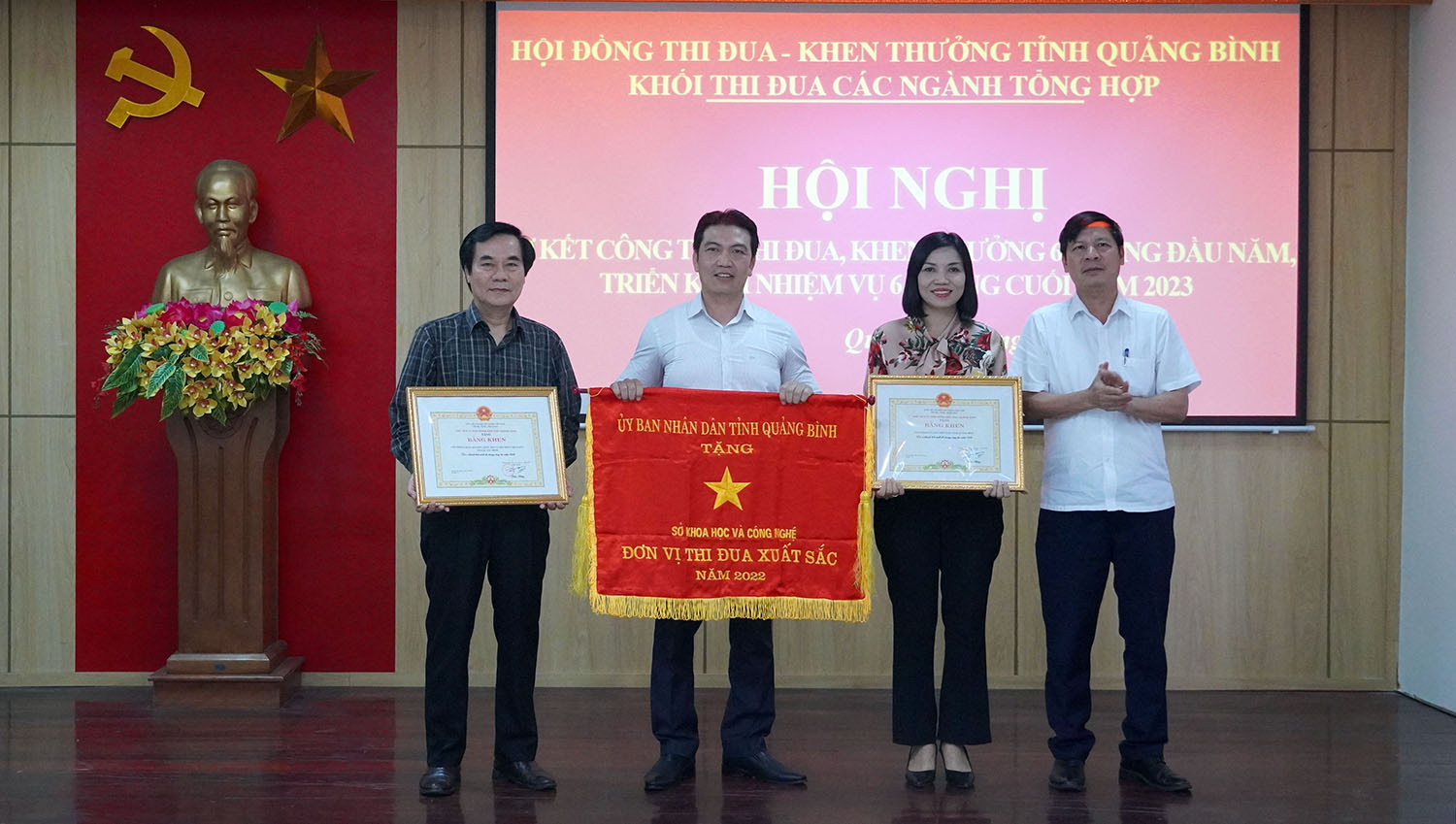Thừa ủy quyền của Chủ tịch UBND tỉnh, Phó Giám đốc Sở Nội vụ Mai Xuân Toàn trao Cờ thi đua và Bằng khen của UBND tỉnh cho các đơn vị 