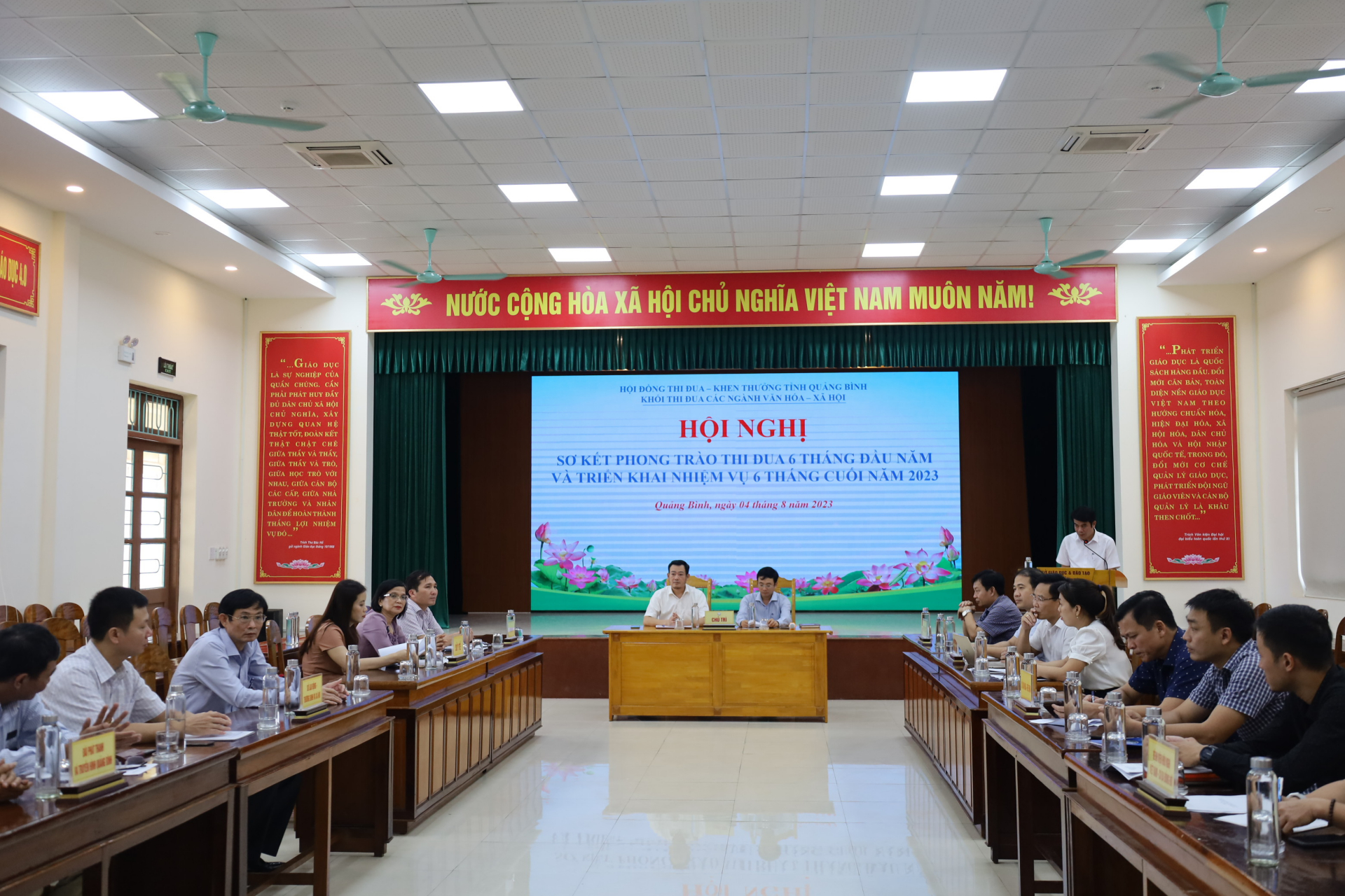  Toàn cảnh hội nghị. 