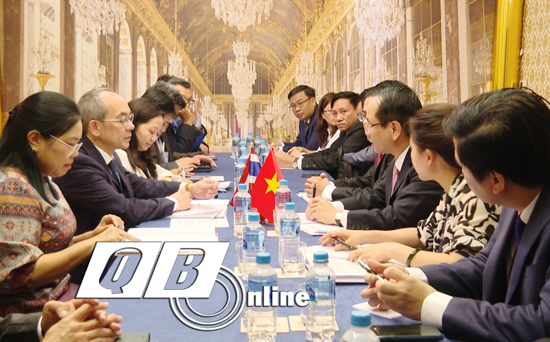 Quang cảnh cuộc làm việc của đồng chí Phó Chủ tịch UBND tỉnh Phan Mạnh Hùng và đoàn công tác với ngài Đại sứ Nikorndej Balankura.