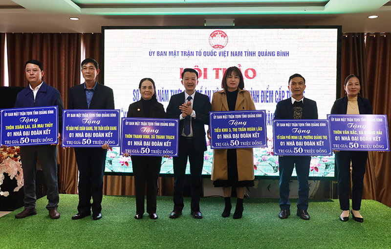 Đại diện lãnh đạo Ủy ban MTTQVN tỉnh trao hỗ trợ xây dựng nhà “Đại đoàn kết” cho các khu dân cư.