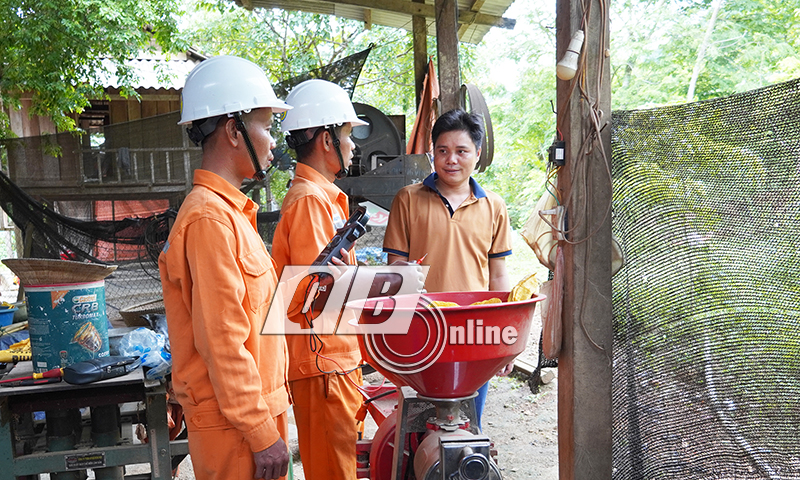 Nhiều hộ dân bản Eo Bù-Chút Mút đã mua các thiết bị điện phục vụ gia đình và dân bản.