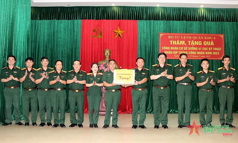  Đại tá Đoàn Xuân Bường, Ủy viên Ban Thường vụ Đảng ủy, Phó chính ủy Quân khu 4 trao quà tặng cán bộ, đoàn viên Công đoàn cơ sở Xưởng 41, Cục Kỹ thuật Quân khu nhân dịp Tháng công nhân năm 2023. Ảnh: LÊ THẮNG 