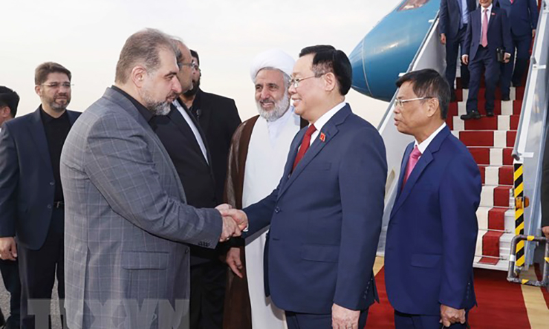 Lễ đón Chủ tịch Quốc hội Vương Đình Huệ tại Sân bay Mehrabad, thủ đô Tehran. (Ảnh: Doãn Tấn/TTXVN)