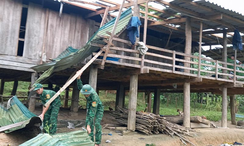 BĐBP giúp dân khắc phục thiệt hại do lốc xoáy