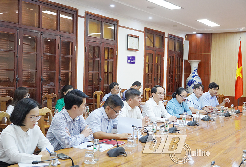 Đồng chí Phó Chủ tịch UBND tỉnh Phan Mạnh Hùng chủ trì cuộc làm việc với lãnh đạo Công ty TNHH HTCTECH (Hàn Quốc).