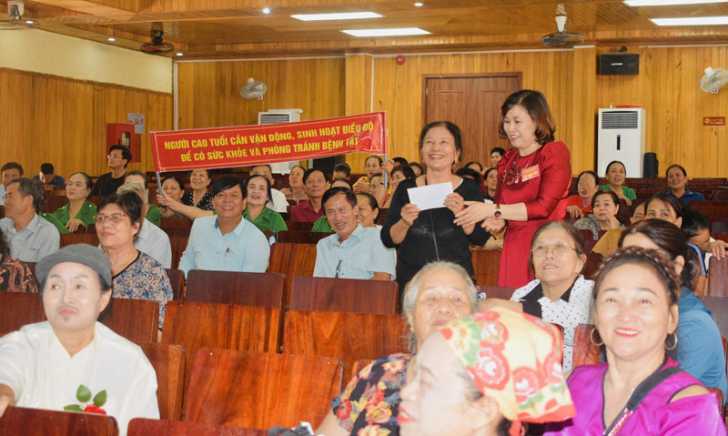 Các đội thực hiện phần thi “Sống khỏe, tích cực tuyên truyền chính sách, pháp luật về dân số và phát triển”.