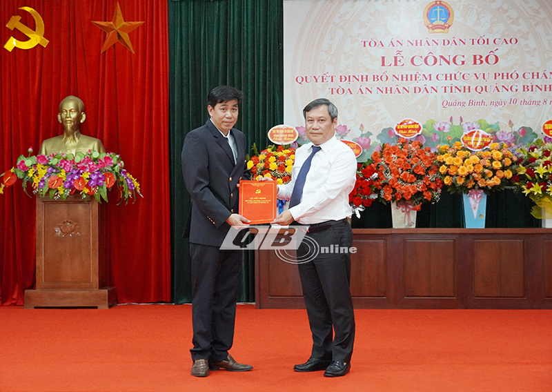 Đồng chí Bí thư Tỉnh Ủy Vũ Đại Thắng trao Quyết định chỉ định Ủy viên ban cán sự đảng TAND tỉnh và chúc mừng đồng chí Võ Bá Lưu.