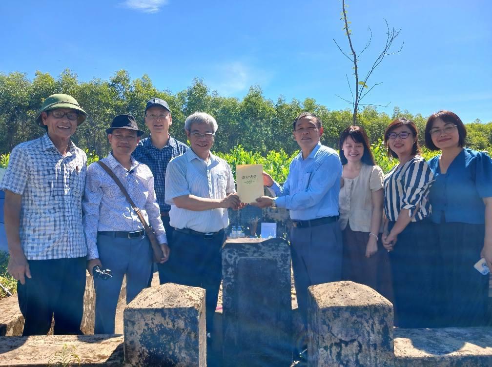 GS.TS. Trần Ích Nguyên cùng đoàn chuyên gia và hậu duệ của cụ Nguyễn Thế Trực tại mộ cụ.
