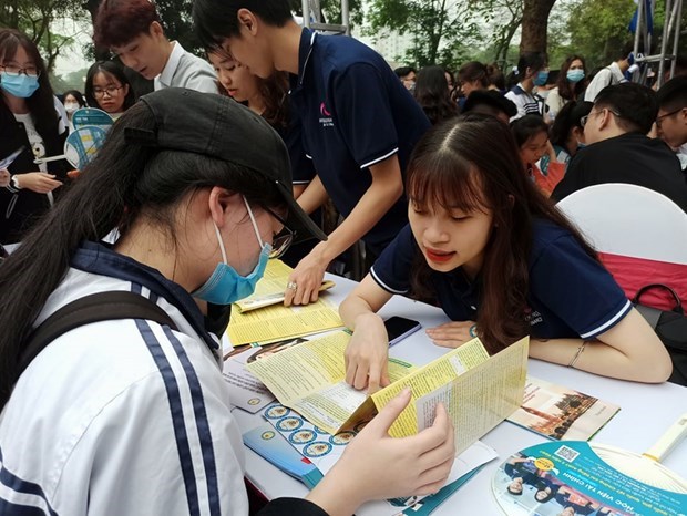 Thí sinh tìm hiểu thông tin các ngành đào tạo và trường đại học. (Ảnh: Phạm Mai/Vietnam)