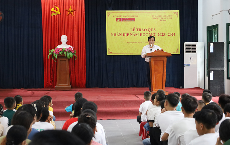  Đồng chí Phó Trưởng Ban Tuyên giáo Trung ương Phan Xuân Thuỷ phát biểu ghi nhận sự nỗ lực vượt khó và thành tích học tập của một số trẻ em tại Làng trẻ em SOS Đồng Hới.