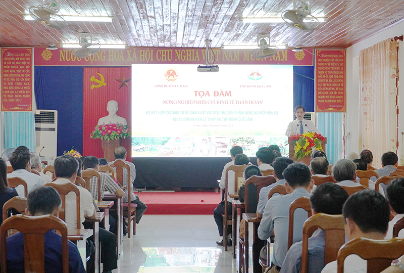 Lãnh đạo UBND huyện Lệ Thủy phát biểu tại buổi lễ.