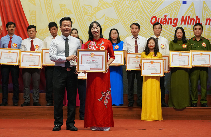 Đồng chí Bí thư Huyện uỷ Quảng Ninh Trần Quốc Tuấn trao thưởng cho thí sinh đoạt giải nhất.