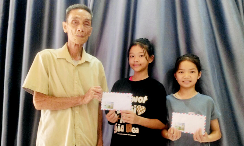 Cụ Cao Văn Sinh khen thưởng cho con em dòng họ có thành tích cao trong học tập.