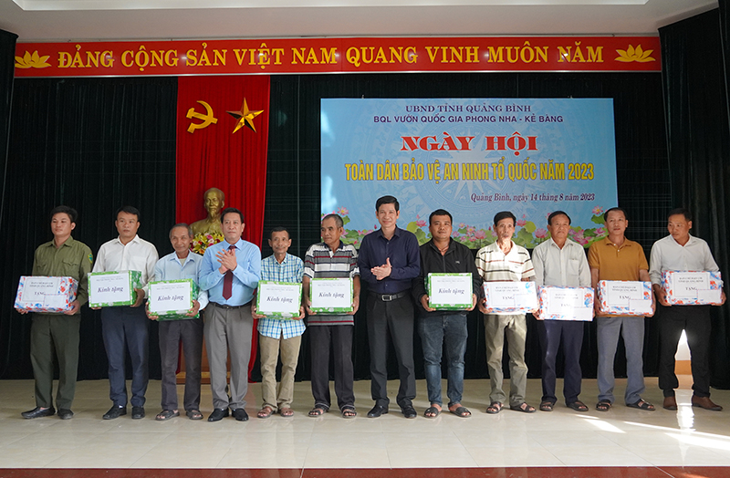 Đồng chí Phó Chủ tịch UBND tỉnh và lãnh đạo BQLVQG PN-KB tặng quà cho các hộ gia đình khó khăn có nhiều đóng góp trong phong trào toàn dân bảo vệ ANTQ.
