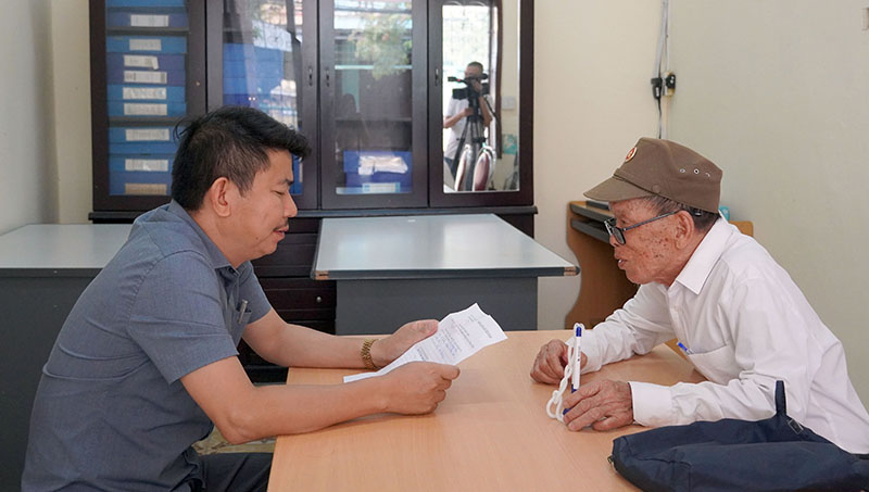 Cán bộ Ban Nội chính Tỉnh ủy hướng dẫn, giải thích cho các công dân