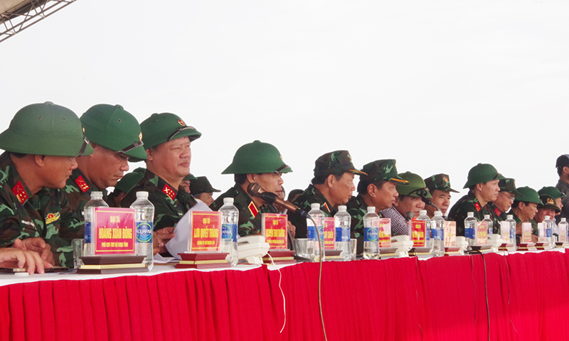 Các đại biểu tham quan thực binh tiến công địch đổ bộ đường biển.