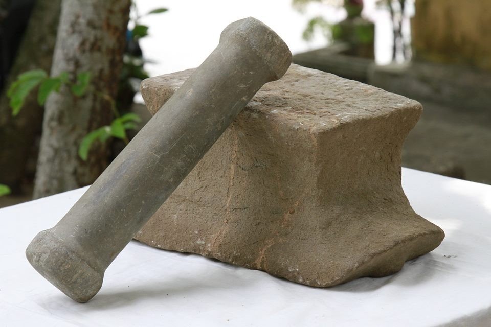 Bộ bàn nghiền được tín đồ Quan Âm tự (xã Đức Trạch) xem là một nghi cụ gắn với năng lực chữa bệnh của Quan Âm Bồ tát. Ảnh: Thăng Long