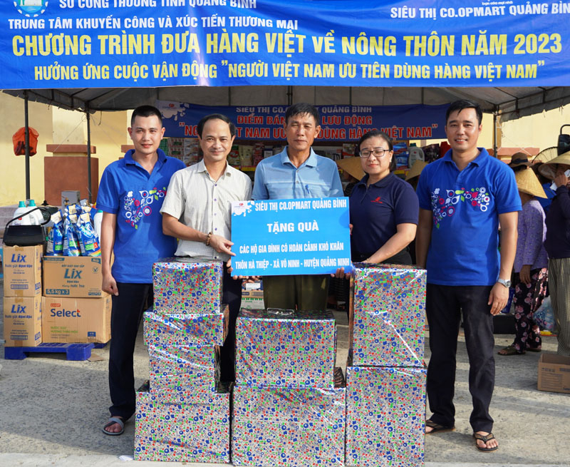 Đại diện Co.opmart trào quà cho các hộ gia đình có hoàn cảnh khó khăn.