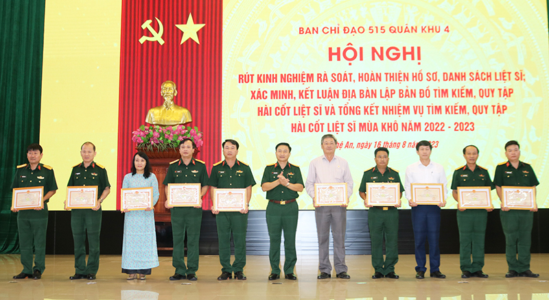 Ban Chỉ đạo 515 Quân khu trao bằng khen cho các tập thể, cá nhân có thành tích xuất sắc trong thực hiện nhiệm vụ tìm kiếm, quy tập hài cốt liệt sỹ mùa khô 2022-2023.