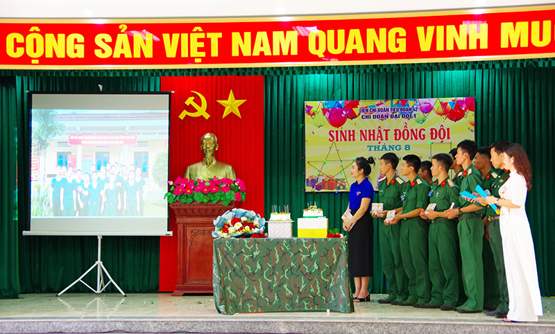 Tổ chức hoạt động “Sinh nhật đồng đội”, một phần thi của Tổ Tuyên truyền.
