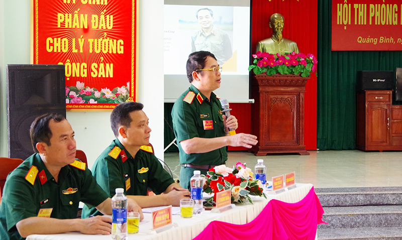 Thiếu tướng Phan Văn Sỹ, Phó Chủ nhiệm Chính trị Quân khu 4 nhận xét hội thi.