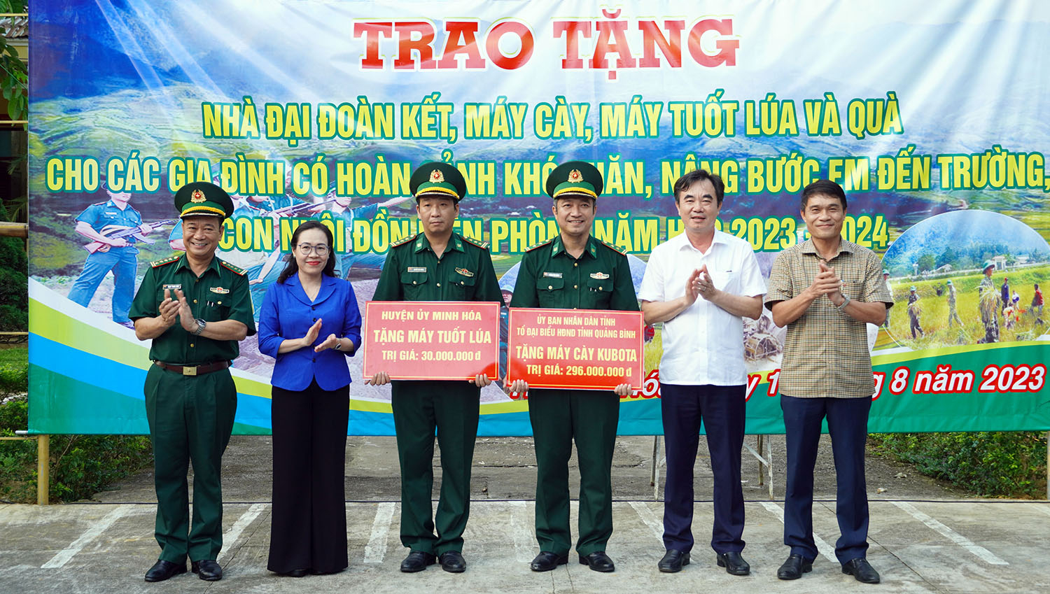 Đồng chí Trưởng ban Nội chính Tỉnh ủy Nguyễn Lương Bình, đồng chí Chủ tịch Ủy ban MTTQVN tỉnh Phạm Thị Hân và đại tá Trịnh Thanh Bình, Chỉ huy trưởng Bộ Chỉ huy BĐBP tỉnh trao quà cho Đồn Biên phòng Cà Xèng